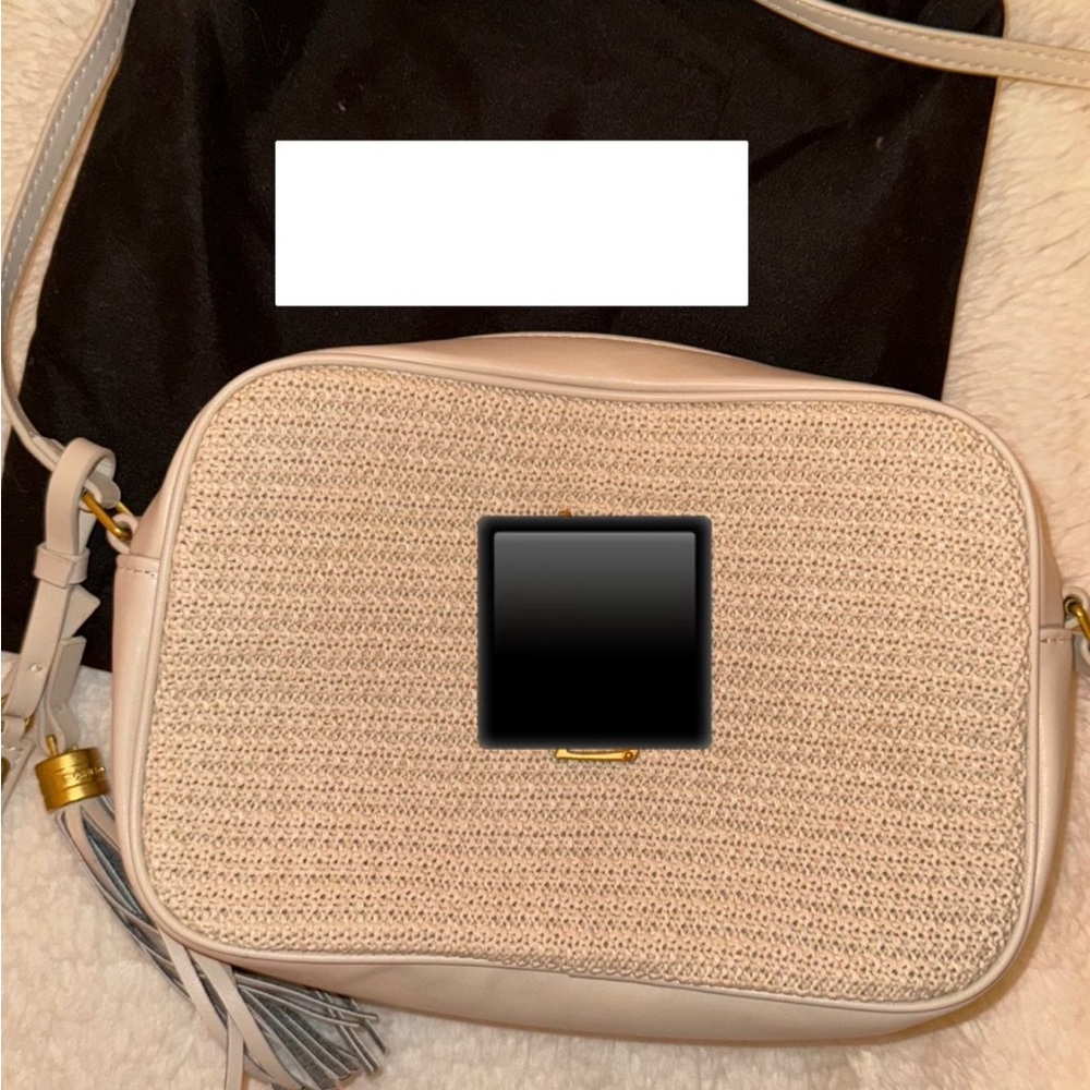 Cute straw crossbody bag new! Comes with dust bag